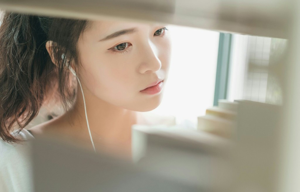 “多谢夫君体谅。”大乔微微松了口气，见小乔还站在那里不动，不由有些气急，拉了拉妹妹的手。